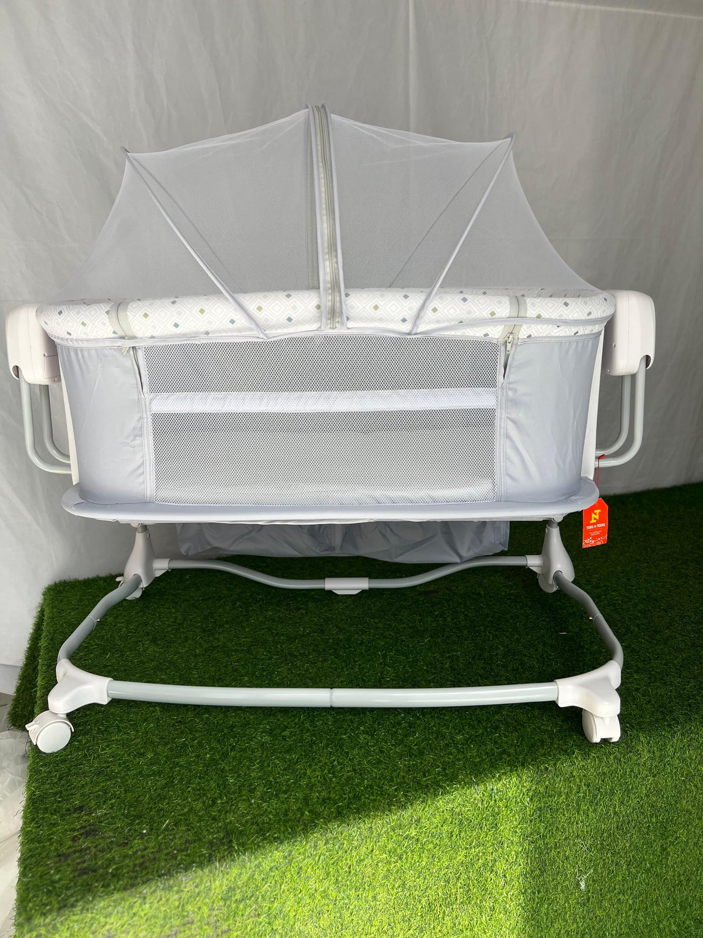 Mastela Deluxe 3-in-1 Bassinet