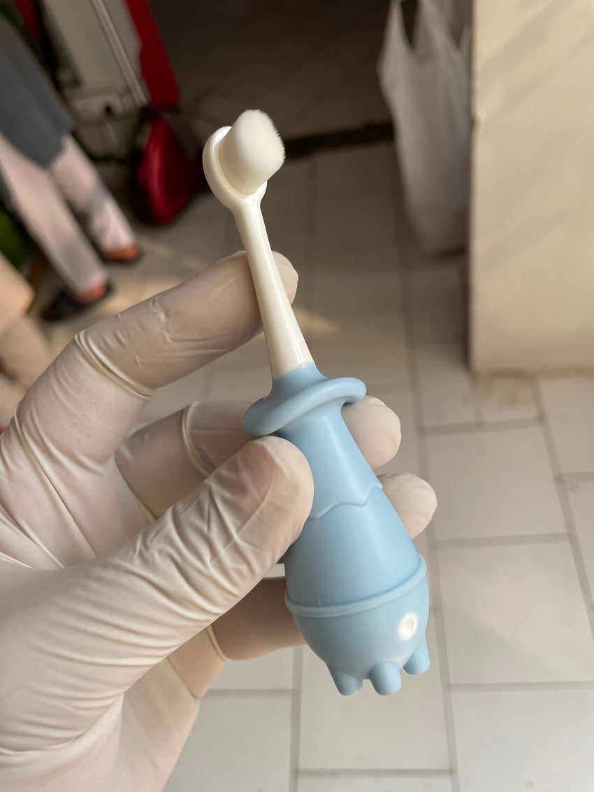 Soft bristle toothbrush - Blue